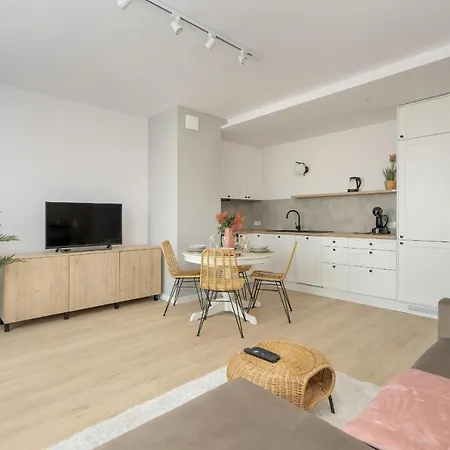 Elegant For 4 With Parking In By Renters Poznań