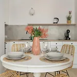 Elegant For 4 With Parking In By Renters